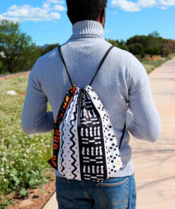 Explorez le cœur de l'Afrique à chaque pas : découvrez notre sac à dos à cordon imprimé africain unique.