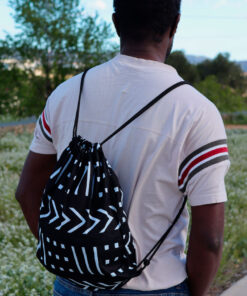 L'art africain à porter : des sacs à dos à cordon qui racontent des histoires.
