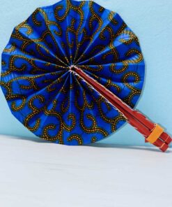 À chaque tour, l'éventail imprimé déploie des histoires colorées.