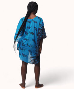 Palazo africano azul marino con estampado de hojas, estilo fluido y elegante.