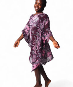 Bâton de wax africain imprimé lilas dans un tissu satiné fluide et brillant.