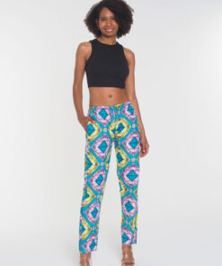 Pantalón unisex de tela wax con estampado africano colorido, diseño de corte recto y ajuste cómodo.