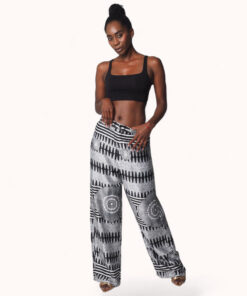 Pantalón de tela satinada con estampado gráfico blanco y negro