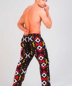 Los pantalones estampados en telas africanas son perfectos para cualquier ocasión, desde una noche en la ciudad hasta una tarde de compras