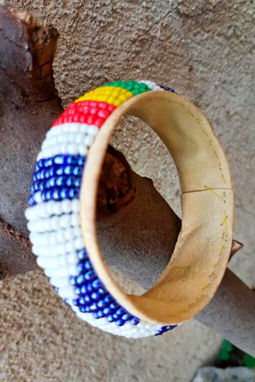 Utilisez un bracelet en perles africaines pour rehausser votre style