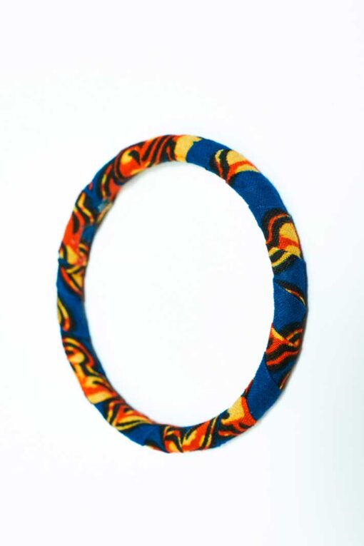 Bracelets africains avec perles colorées et détails en or