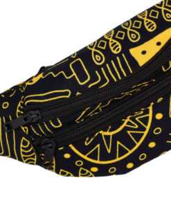 Transformez votre look avec une touche d'audace africaine : notre sac banane ne se contente pas de contenir vos essentiels, il rehausse aussi votre style grâce à son imprimé incomparable.