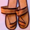 Sandales de style ethnique africain avec détails tribaux.