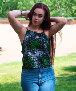 El diseño de un top con escote en esta tela suele ser audaz y llamativo.