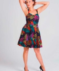 Vestido corto de estampado africano, perfecto para un look veraniego.