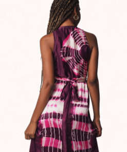 Vestido cruzado africano con estampado shibori en tonos lila, diseño artesanal y elegante.