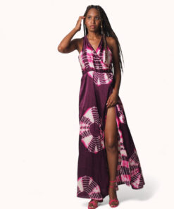 Robe africaine croisée avec impression shibori dans les tons lilas, faite à la main et au design élégant.