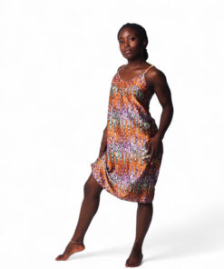 Vestido corto satinado con estampado retro y diseño africano