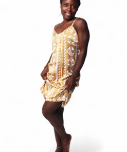 Vestido corto de tela satinada con estampado geométrico, diseño moderno y brillante