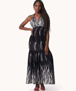 Vestido largo negro de tela satinada con estampado de palmeras tropicales