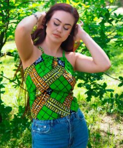 Descubre la suavidad y el lujo con nuestro top halter de seda. Perfecto para ocasiones formales o cenas románticas, este top añade un toque de sofisticación a cualquier conjunto.